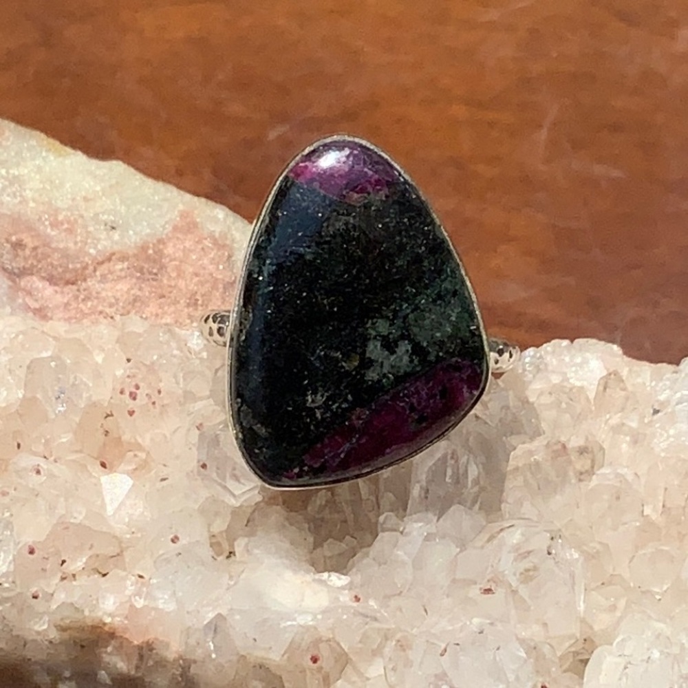RUSSIAN EUDIALYTE 925 STERLING SILVER RING, SIZE 7.75